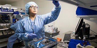 Pessoal médico a pegar em equipamento médico

