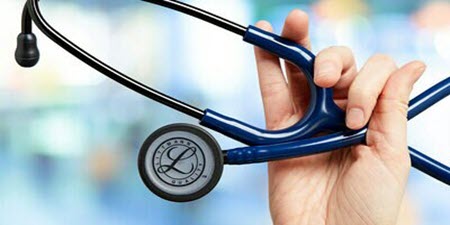 Fechar a mão de uma pessoa segurando um littmann stethosope
