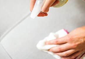 Solução de limpeza natural para estofos