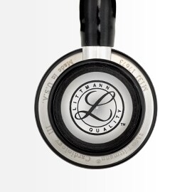 Grande plano do lado pediátrico de um Estetoscópio 3M Littmann Cardiology III com o selo de qualidade Littmann.
