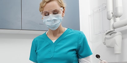 Profissional do setor dentário usando uma máscara 3M

