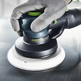 Grande plano de lixadora em utilização