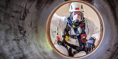 Um trabalhador a utilizar máscara e capacete 3M
