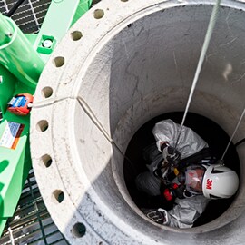 Um trabalhador a utilizar um capacete 3M num espaço confinado