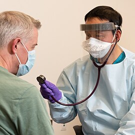 Doente e pessoal médico a usar respiradores N95