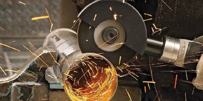 Aplicação de corte utilizando a Roda de Corte 3M Silver com projeção de faíscas
