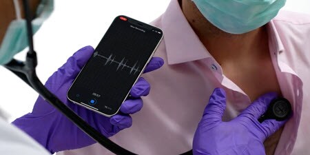Digital no peito de um doente e analisa os dados em tempo real 
