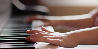 Criança a tocar piano 
