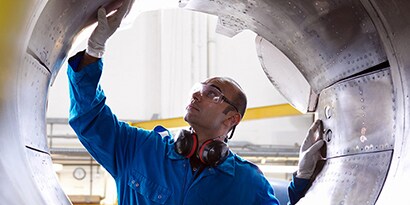 Técnico de aeronáutica a inspecionar o impulsor de inversão de um 737
