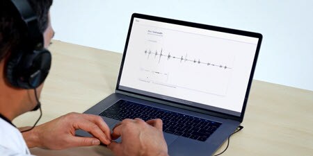 Médico utiliza um portátil para ver o vídeo da auscultação por telemedicina ao vivo
