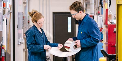 2 funcionários da 3M num laboratório
