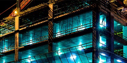 Local de construção à noite

